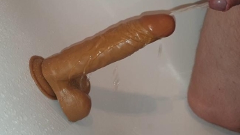 25cm Dildo anpissen, in Arsch schieben, dann sauber pissen