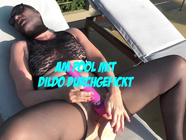 Am Pool mit Dildo durchgefickt