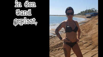 Am Strand in den Sand gepisst