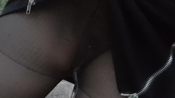 Auf Parkplatz durch Nylons gepisst – 1pinkeln