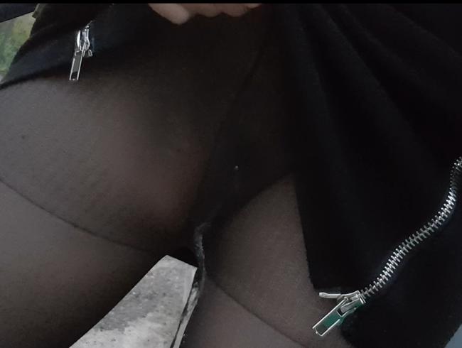 Auf Parkplatz durch Nylons gepisst – 1pinkeln