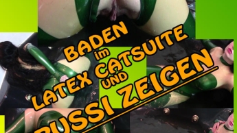 BADEN im LATEX CATSUITE Teil 2 – PUSSI ZEIGEN