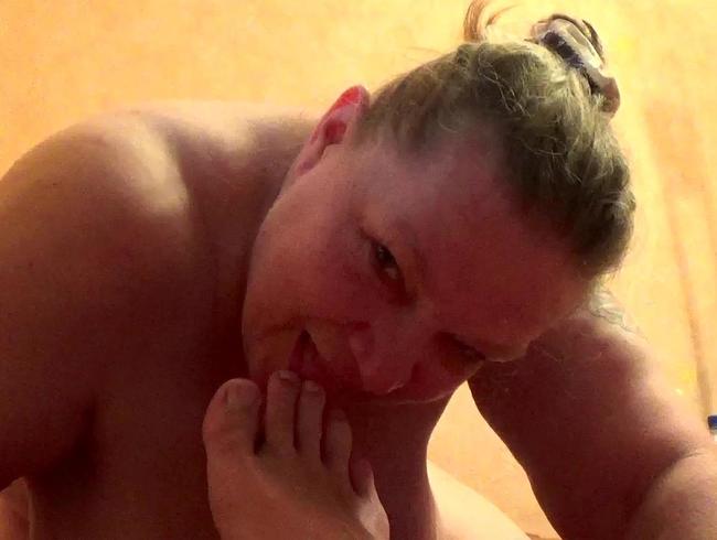 BBW Mature Sina – Dem Kerl die stinkenden Füße geleckt!!!