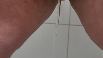 BBW PISST IN DIE DUSCHE