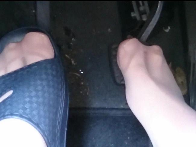 Badelatschen im Auto ** Nylon Feet **