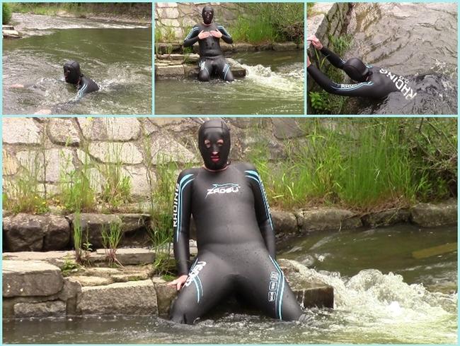 Baden und Schwimmen im Ganzkörper-Neoprenanzug