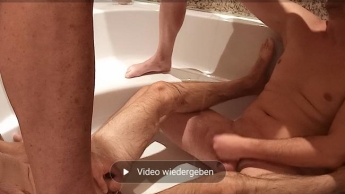 Badewannen Piss zu viert