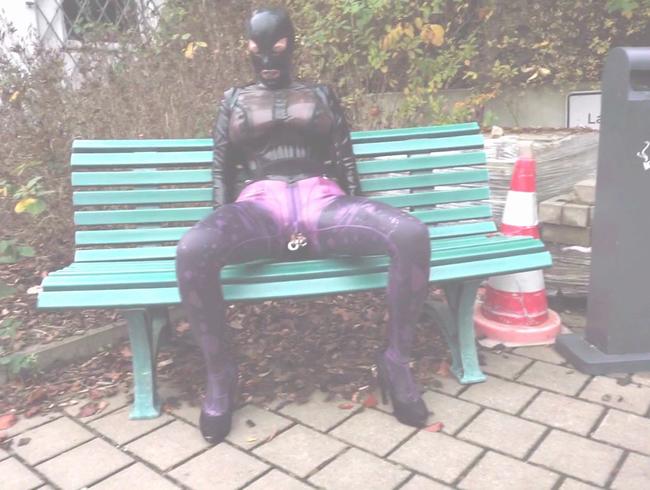 Big Boobs Latex Catsuit und Bluse Outdoor Plugged City Walk und Self Fuck TEIL 3