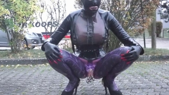 Big Boobs Latex Catsuit und Bluse Outdoor Plugged City Walk und Self Fuck TEIL 5