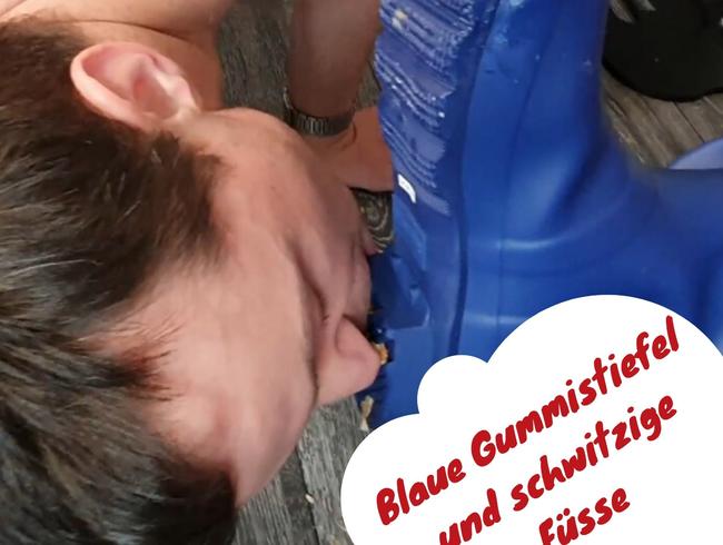 Blaue Gummistiefel und schwitzige Füsse