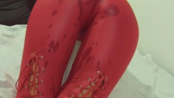 Blondine nimmt nach gutem Doggy-Fick eine Spermaladung auf ihre enge rote Hose