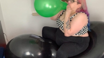 Blow to Pop auf einem riesigen Ballon