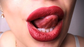 Burgunder Lippen machen dich fickschwach! Meine vollen, perfekten, weichen Lippen werden dich fesseln!