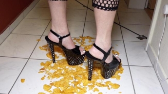 Chips mit high heels zertreten