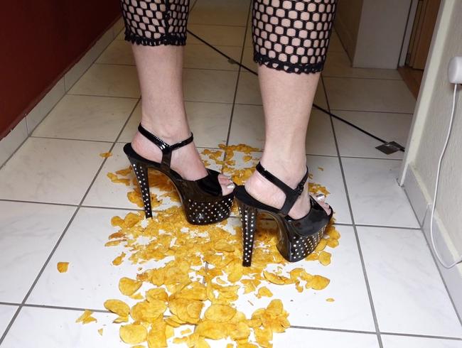 Chips mit high heels zertreten