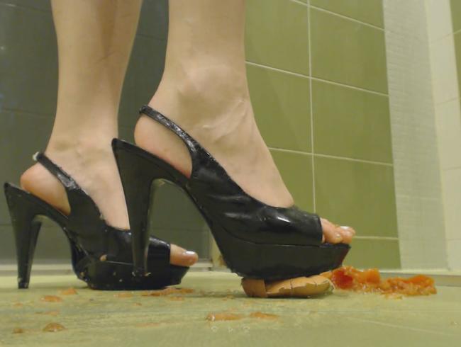 Crushing Essen in High Heels und nackten Füßen