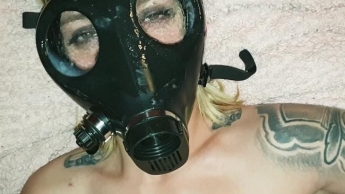 Cumshot auf die Gasmaske