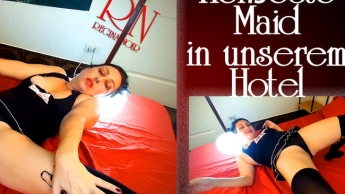 Das heißeste Dienstmädchen in unserem Hotel Flexible Dame aus Nylon- und Satin-Striptease-Dienstmädc