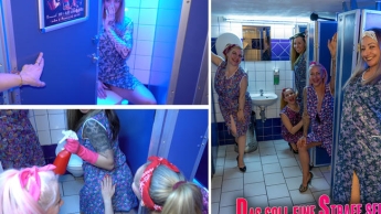 Das soll eine Strafe sein? Putzfrau Toilette putzen in Gummihandschuhen und Kittel vor den Mädels