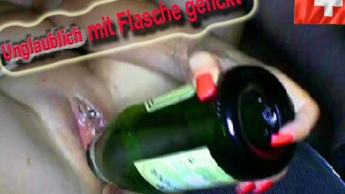 Das versaute Fick-Luder fickt sich mit der Flasche in alle Löcher