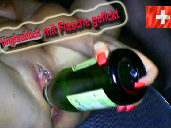 Das versaute Fick-Luder fickt sich mit der Flasche in alle Löcher