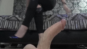 Deine Eier und du wirst für immer unter meiner Ferse bleiben! Ballbusting POV & Femdom POV & Schuhverehrung!