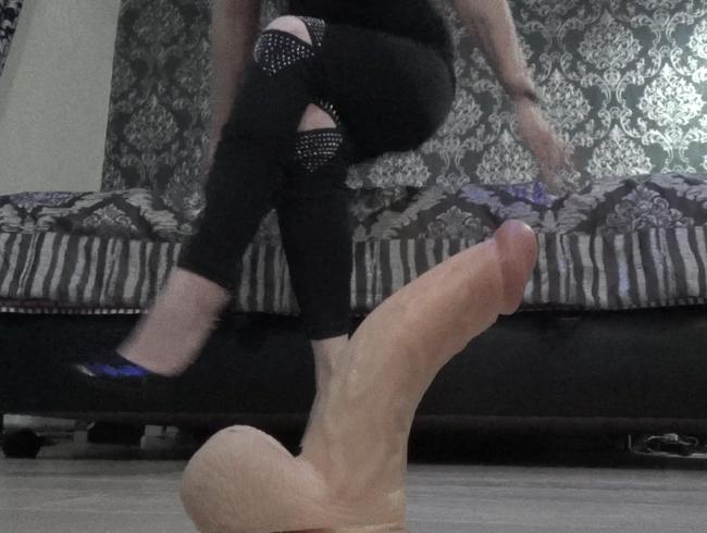 Deine Eier und du wirst für immer unter meiner Ferse bleiben! Ballbusting POV & Femdom POV & Schuhverehrung!