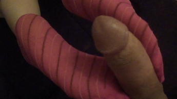 Den Schwanz mit sexy pinken Nylonsöckchen intensiv und ausdauernd massiert…