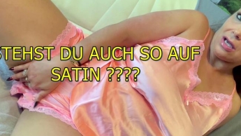 Die Seide/Satin geile MILF