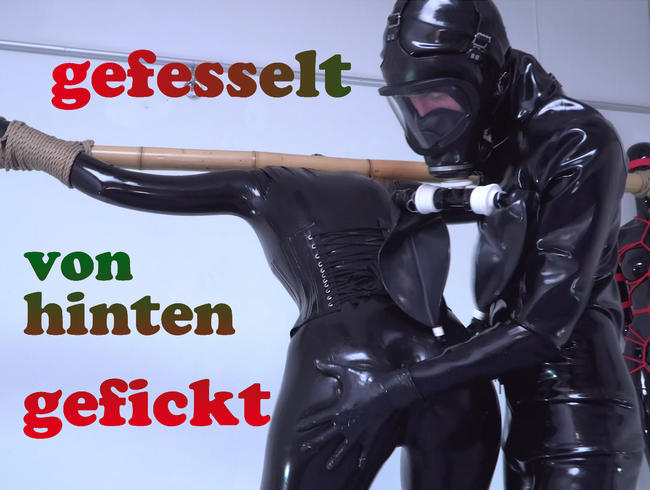 Die gefesselte Latexschlampe von hinten gefickt!