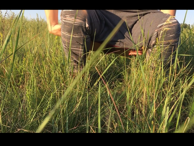 Die sexy Hose und Natur außerhalb der Piss-Zusammenstellung. Haarige Muschi im Freien pinkeln. HD 1080 60 FPS