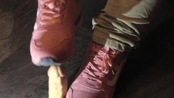 Dildotrampling in rosa Sneaker