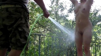 Diszipliniert mit einem eiskalten Wasserstrahl