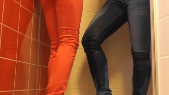 Doppeljeanspiss von zwei Blondinen