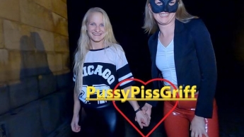 Doppelte Pissladung im Pussy Piss Griff