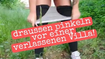 Draussen vor einer verlassenen Villa Pinkeln/ pissen