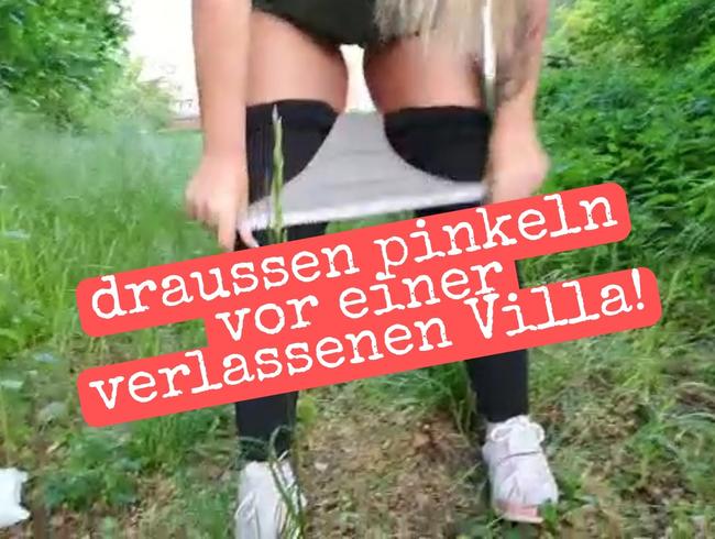 Draussen vor einer verlassenen Villa Pinkeln/ pissen