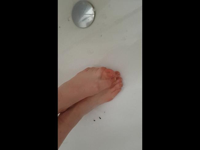 Dreckige Füße waschen und footjob nachspielen