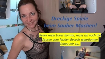 Dreckige Spiele beim Sauber machen! Heisser Dildoritt beim Nacktputzen – mit Megaorgasmus