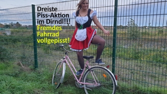 Dreiste Piss-Aktion im Dirndl!!! Fremdes Fahrrad vollgepisst!