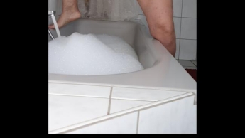 Einfach in die Badewanne gepisst