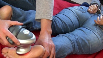 Entspann Dich – Sohlenmassage in Handschellen!