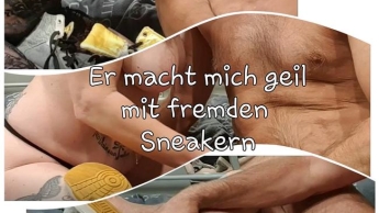 Er macht mich geil mit fremden Sneakern