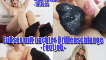 FUßSEX mit nackter Brillenschlange -FOOTJOB-