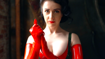 Fetisch Diva in roten Latexhandschuhen reibt sich mit Öl