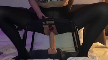 Finaler Squirt Orgasmus in Nylons nach tiefem Dildo Ritt beim Porno Kucken auf meiner Fickschaukel