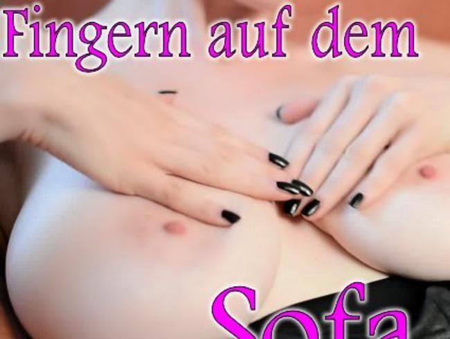 Fingern auf dem Sofa