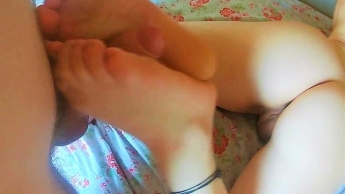 Foot-Job mit Blick auf Arsch