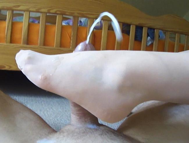 Footjob in hautfarbener Feinstrumpfhose mit Cumshot