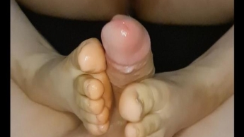 Footjob und Cumshot auf die Füße